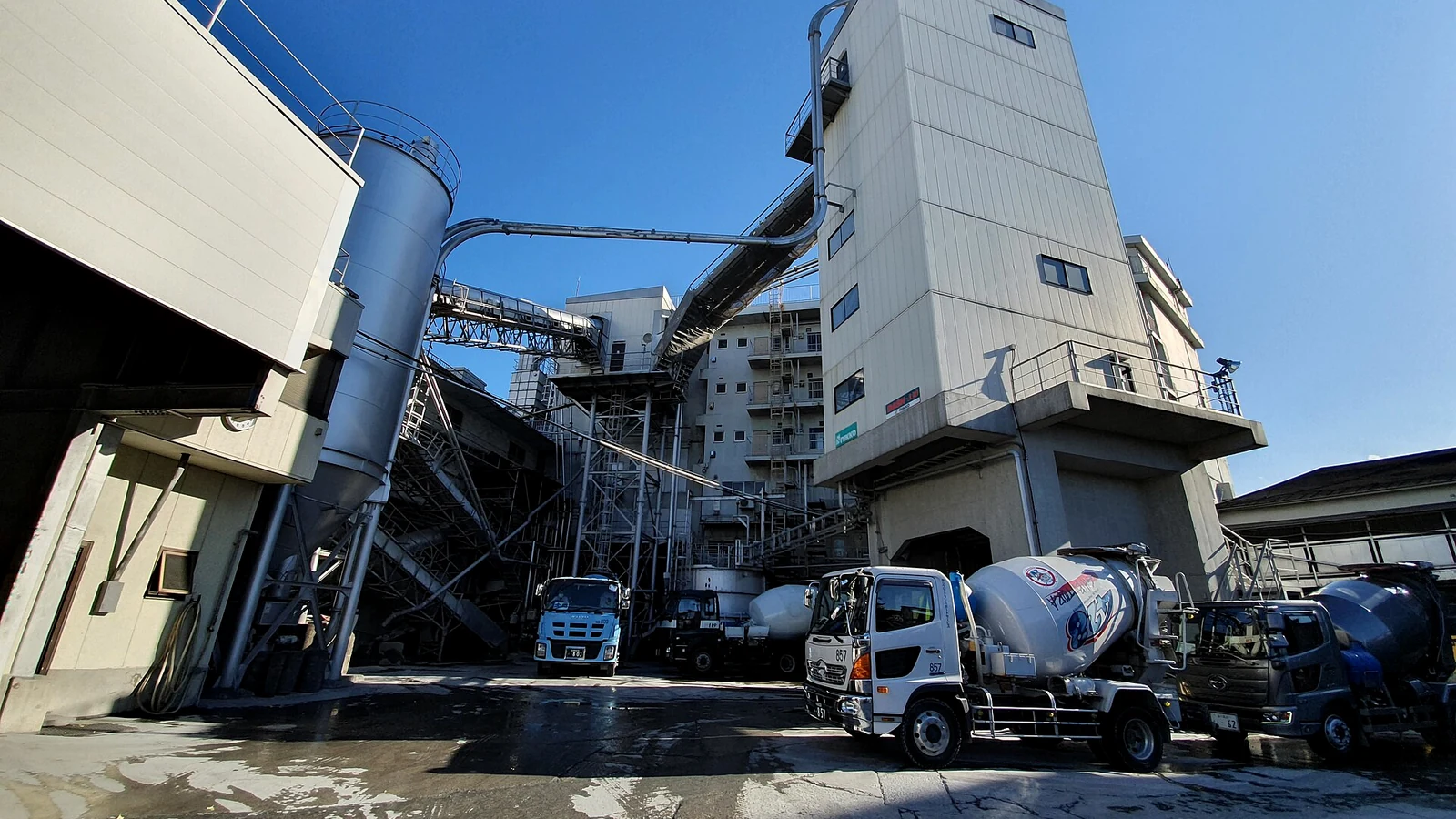 製造業 ERP 產品線中的混凝土產業 ERP 系統適用的預拌混凝土廠生產現場（照片作者：Syced，CC0）