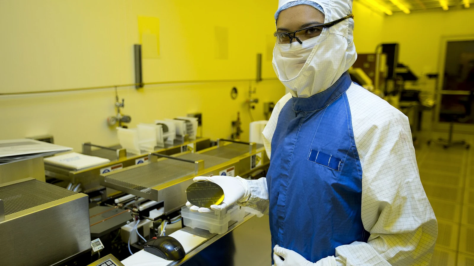 半導體供應鏈 IIoT ― 無塵室人員進行晶圓與製程作業（照片作者：U.S. Department of Energy，Public domain）